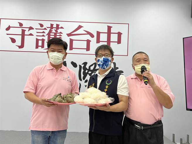 台中市总工会理事长谢宗佑(中)送上象徵「包中」的包子及粽子，由卢秀燕竞选总干事陈政显(左)及顏文正(右)代表接受。(林欣仪摄)