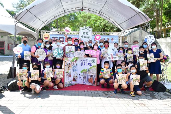 彰化县保存最大的眷村中兴庄已投入修復中，县府文化局12日在中兴庄广场举办《再见中兴庄》绘本发表会 ，县长王惠美表示，中兴庄有很棒故事，中山国小师生，透过绘本形式，传递歷史。（吴敏菁摄）