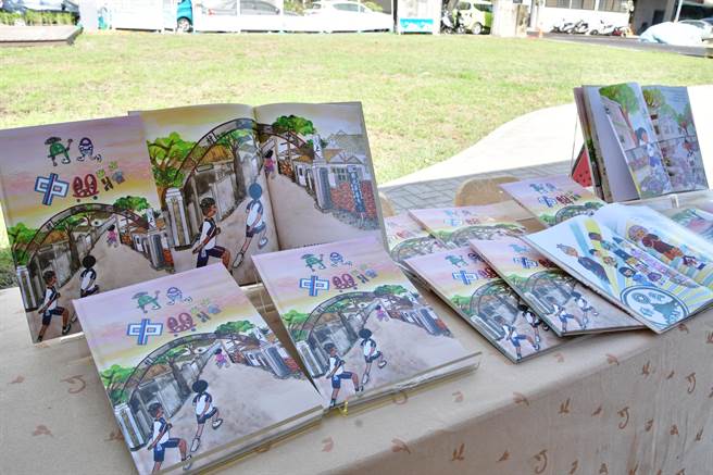 彰化县保存最大的眷村中兴庄已投入修復中，县府文化局12日在中兴庄广场举办《再见中兴庄》绘本发表会 ，县长王惠美表示，中兴庄有很棒故事，中山国小师生，透过绘本形式，传递歷史。（吴敏菁摄）