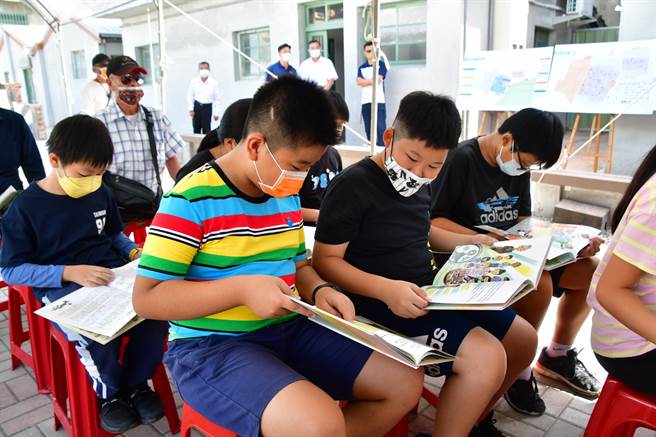 彰化县保存最大的眷村中兴庄已投入修復中，县府文化局12日在中兴庄广场举办《再见中兴庄》绘本发表会 ，县长王惠美表示，中兴庄有很棒故事，中山国小师生，透过绘本形式，传递歷史。（吴敏菁摄）