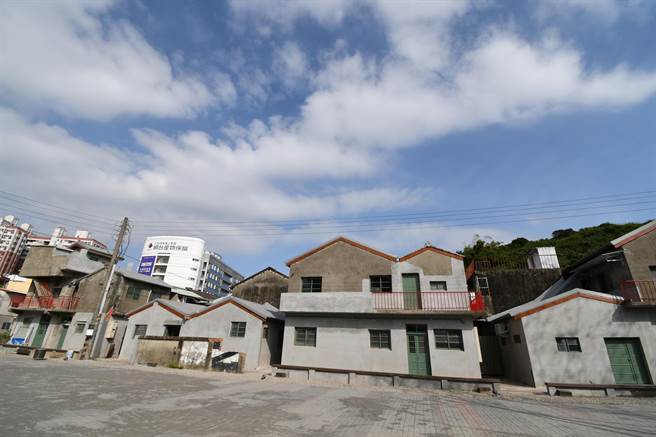 中兴庄投入在造，未来广场将开放休閒游憩，并先整理5栋空间，作为青年据点和中兴庄故事馆。（吴敏菁摄）