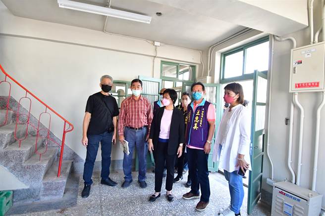 中兴庄投入在造，未来广场将开放休閒游憩，并先整理5栋空间，作为青年据点和中兴庄故事馆。（吴敏菁摄）