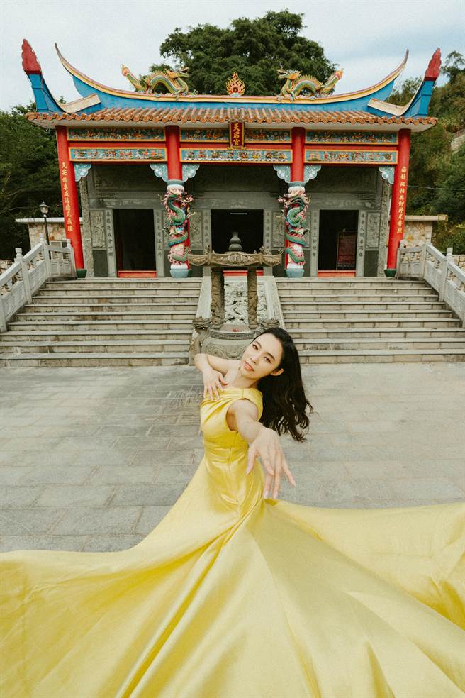 康茵茵在马祖北竿芹壁聚落翩翩起舞。（维恩原创Rocky） 