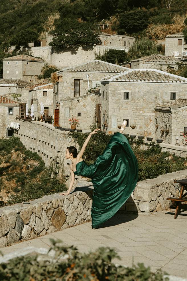 康茵茵用优美的体态推荐马祖南竿津沙聚落。（维恩原创Rocky） 