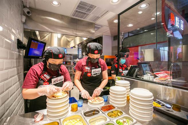 必胜客「Hot烧站」首创透明厨房公开比萨制程。（必胜客提供）