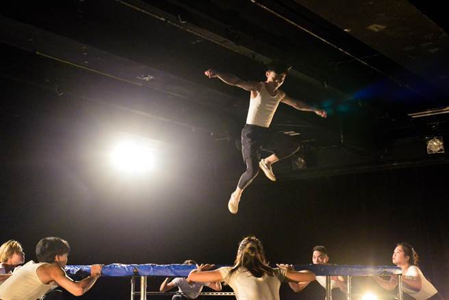 除了弹性绳，舞台上将依序出现带有迷濛感的养生胶带，大片大片的弹性布，还有弹簧床也搬上舞台，舞者和各个物件的弹力极限，观眾也在拉紧和放开的瞬间，和舞者一起感受惊喜或惊吓感。（舞蹈空间舞团提供）