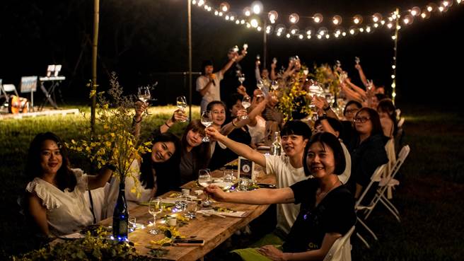 霧峰農會日前舉辦「慢漫草地清酒餐會」活動，示範客製化餐酒會。（霧峰農會提供／馮惠宜台中傳真）