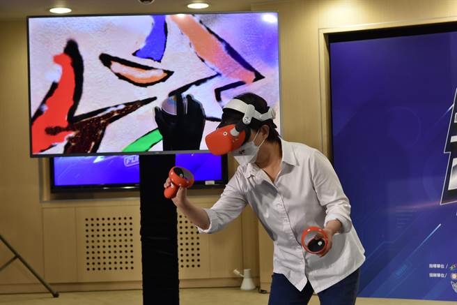 卢秀燕操作「Kingspray涂鸦模拟器」，玩起虚拟街头涂鸦，逐一在台中市徽上绘上各种图样，玩得欲罢不能。(林欣仪摄)