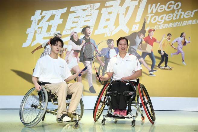 王子与轮椅羽球选手胡光秋同场竞技，体验轮椅艰辛。（脊髓损伤社会福利基金会提供）