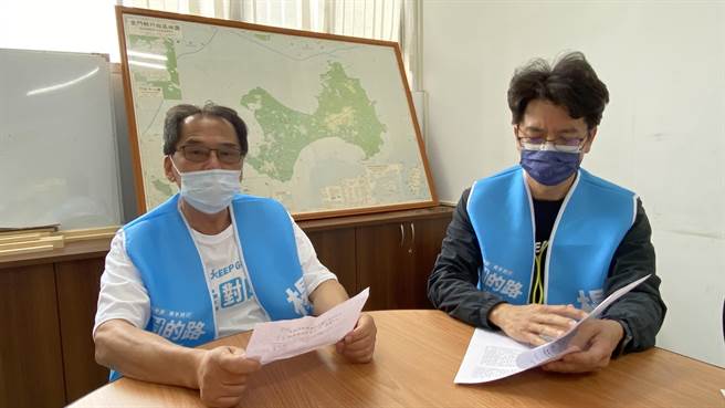 石兆珉(左)表示，不实的谣言已足以毁损杨镇浯之名誉，竞选总部才不得已做出按铃申告的举动(于家麒摄)