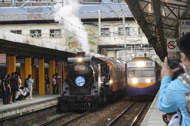 DT668蒸汽火车9点从彰化车站出发，同时间一班EMC717区间车进站，新旧机关车头并列。（黄子明摄）