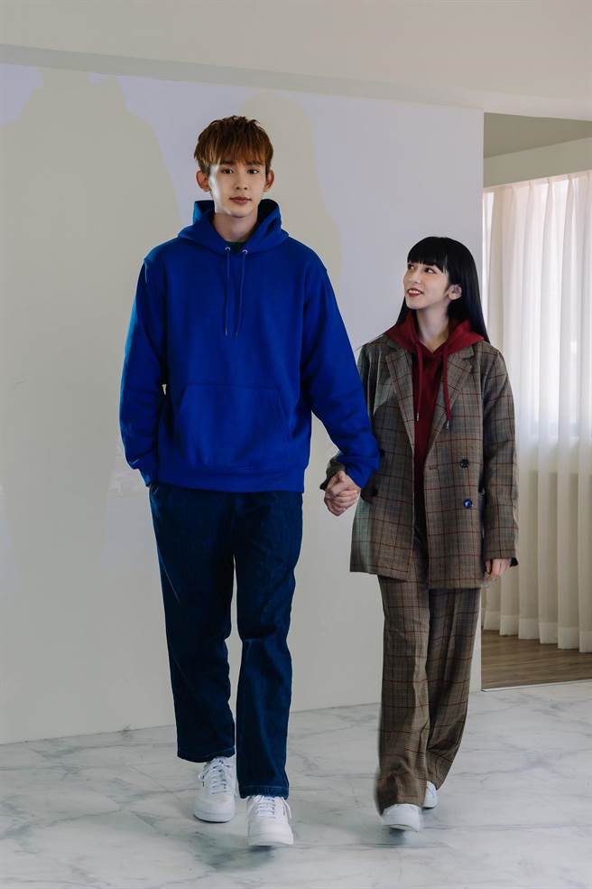 原子少年陳治廷及新生代演員Rin示範情侶穿搭，休閒連帽上衣790元。（GU提供）