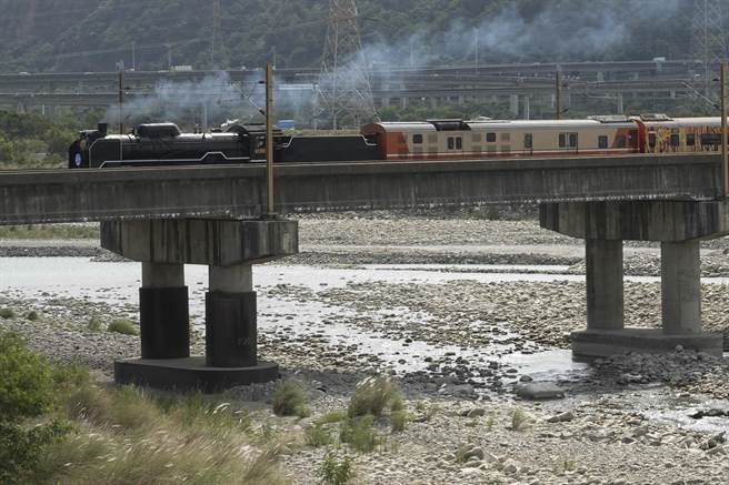 DT668蒸汽火车途经大甲溪铁道桥。（黄子明摄）