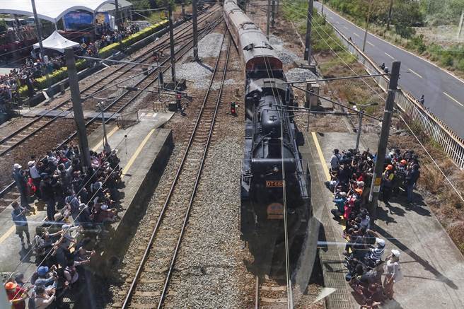 DT668蒸汽火车约12点抵达通霄车站，大批铁道迷与妈祖信徒在月台捕捉她的身影。（黄子明摄）