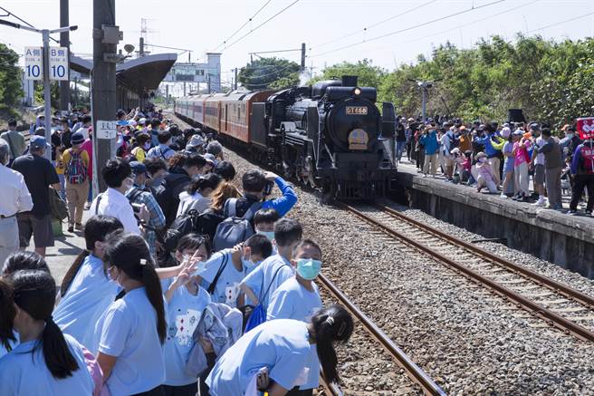 DT668蒸汽火车在9点从彰化车站出发，约12点抵达通霄车站，吸引大批信徒与铁道迷争睹。（黄子明摄）