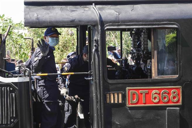 DT668国王号蒸汽火车驾驶员抵达通霄车站立即开始整补检查相关设备。（黄子明摄）