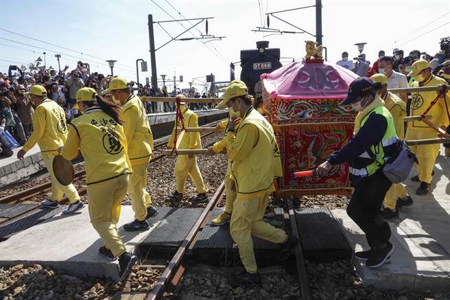 回到白沙屯车站后，妈祖先为DT668老火车头与铁路行车安全祝祷，大批信徒与铁道迷争相敬拜妈祖及拍摄蒸汽火车相互推挤，现场秩序乱成一团，幸经庙方交通组志工与警方疏导，妈祖銮驾才得以顺利离开月台。（黄子明摄）