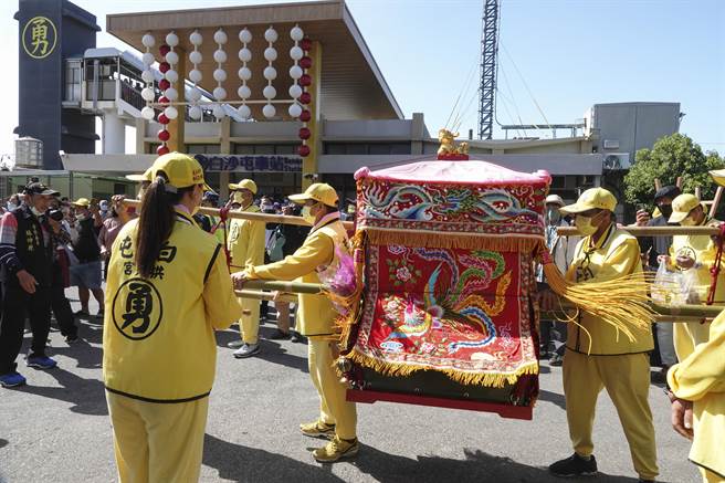 回到以妈祖意象为造型的白沙屯车站后，妈祖銮驾在车站大门为铁道安全祝祷并停留30分钟让信徒膜拜。（黄子明摄）
