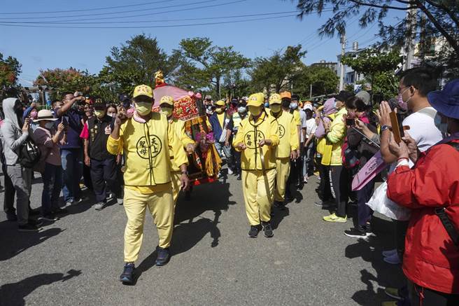 回到白沙屯车站后，妈祖信徒夹道欢迎并合十迎接圣驾。（黄子明摄）