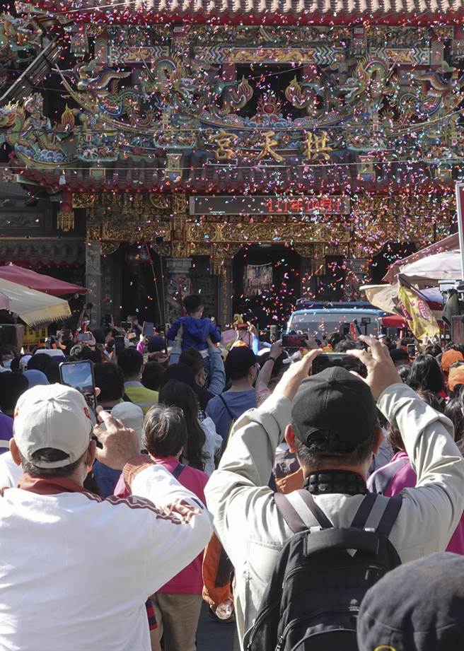 妈祖圣驾返回拱天宫时，庙方撒放大批彩带，为活动画下句点。（黄子明摄）