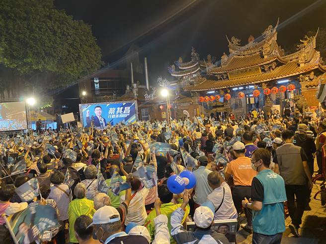 民进党台中市长参选人蔡其昌12日晚间于东区乐成宫，举行造势晚会，现场涌进约3千人潮。（张妍溱摄）