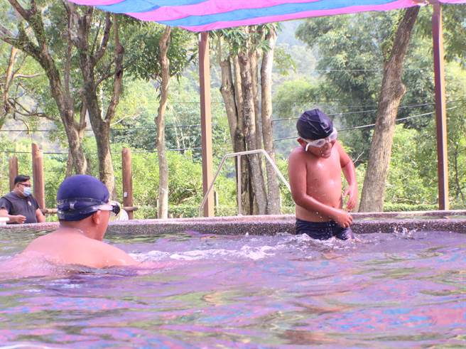 高雄茂林區情人谷溫泉，耗時近7年時間，已於日前興建完成，將於10月21日起開放溫泉試體驗，可望帶動地方繁榮，圖為泡湯照片。(高雄市原民會提供／林雅惠傳真)