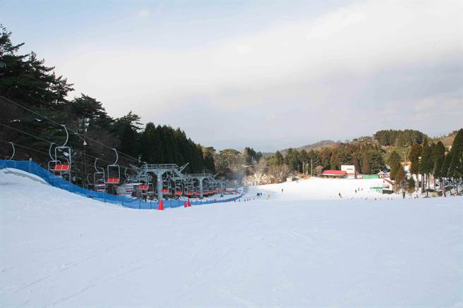 「六甲山滑雪場」位在兵庫縣神戶市灘區的六甲山山頂附近。因為位在神戶市內，可搭乘電車與直達巴士前往，亦可租車自駕前往，交通非常方便。（五福旅遊提供）