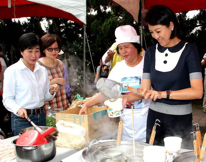 国民党籍南投县长参选人许淑华强调，硕士论文以自己担任南投市长举办的南投意麵王等活动做研究，具原创性。（许淑华竞办提供／杨静茹南投传真）