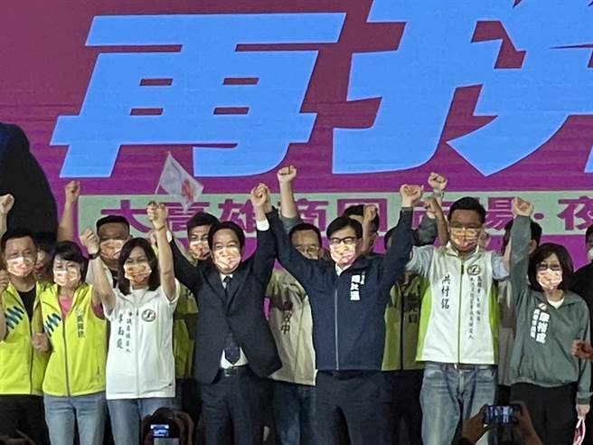 2022九合一大选逼近，大高雄商圈市场摊贩12日成立挺迈后援会，副总统赖清德也到场共襄盛举，这也是陈其迈首场平日公开造势晚会，也是赖清德在此次选举首次南下替陈其迈站台。（洪浩轩摄）