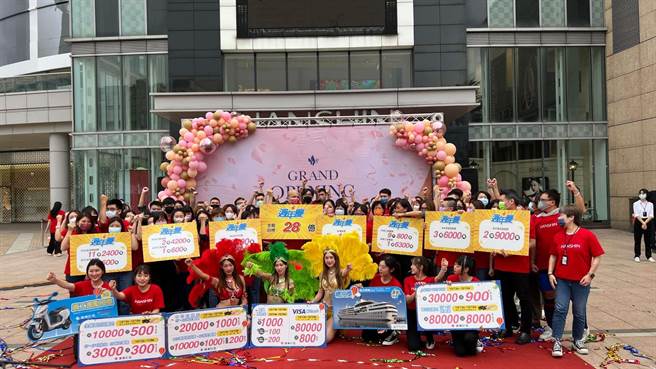 汉神巨蛋周年庆10月13日起至11月8日登场，为期28天业绩上看28亿元，今年也不送汽车，豪送53万顶级船票。（柯宗纬摄）