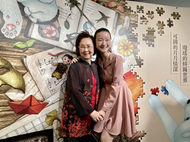 琼瑶与艺术家孙女陈可嘉一起现身淡水沪尾艺文休閒园区。（林淑娟摄）