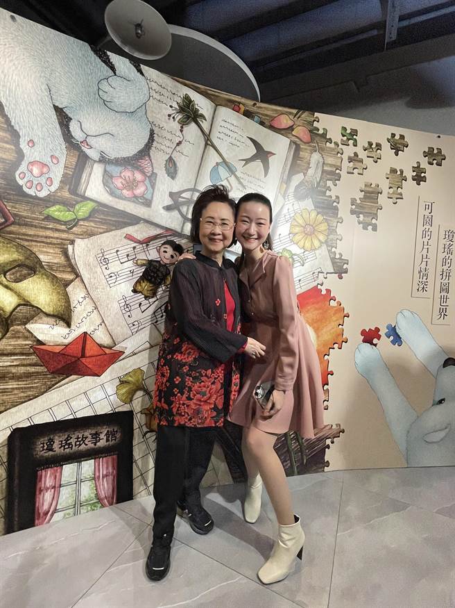 琼瑶与艺术家孙女陈可嘉一起出席《多少秘密在其中：琼瑶的拼图世界，可园的片片情深》微型文物展。（林淑娟摄）