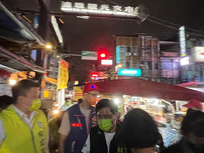 林佳龙今晚到板桥湳雅夜市扫街拜票。（王扬杰摄）