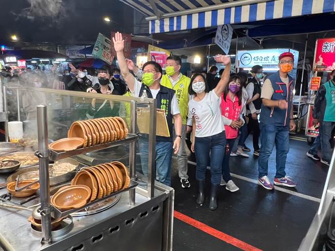 林佳龙今晚到板桥湳雅夜市扫街拜票。（王扬杰摄）