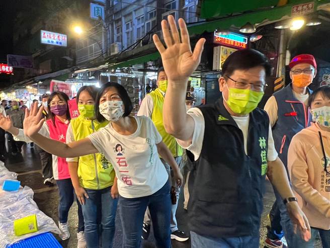 林佳龙今晚到板桥湳雅夜市扫街拜票。（王扬杰摄）