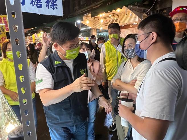 林佳龙今晚到板桥湳雅夜市扫街拜票。（王扬杰摄）