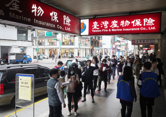台產宣布於去年元月25日午夜12點停賣，民眾蜂擁到台北館前路總部排隊搶買防疫險。（圖/ 遠見提供）