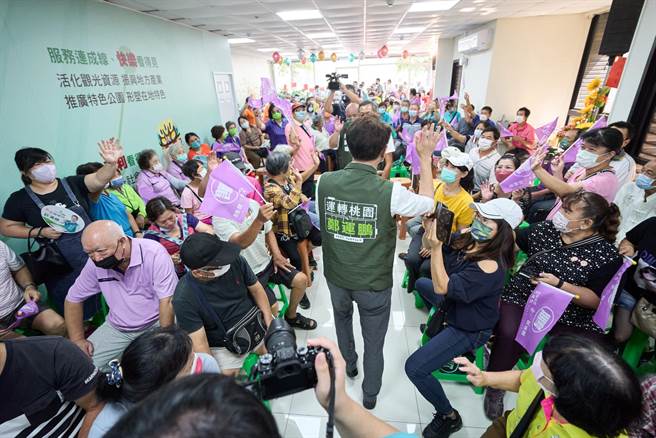 凌濤出示鄭運鵬擠人群照片具名向疾管署檢舉，強調桃園不需要「違規跑攤王」。(摘自鄭運鵬臉書／蔡依珍桃園傳真)