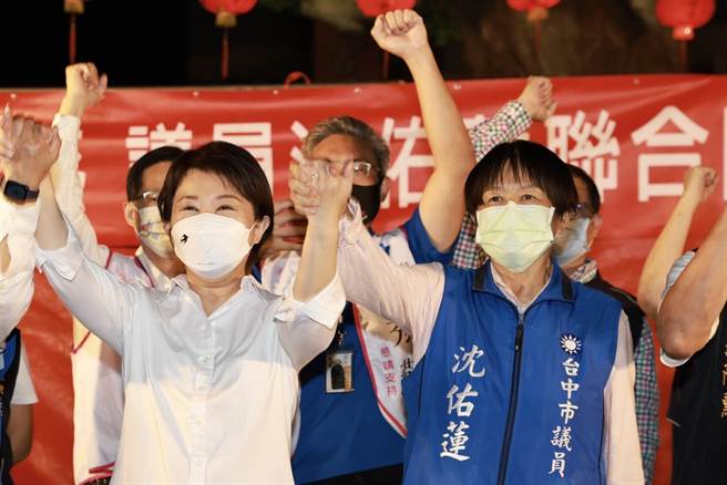 台中市长卢秀燕12日晚间与台中市议员沈佑莲在北屯松竹寺合办「乡亲来燕会」问政说明会。（卢秀燕提供／冯惠宜台中传真）