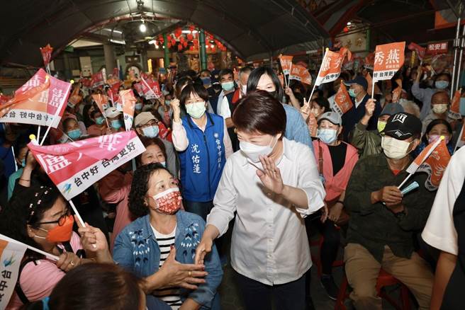 台中市长卢秀燕12日晚间与台中市议员沈佑莲在北屯松竹寺合办「乡亲来燕会」问政说明会，现场人潮挤爆。（卢秀燕提供／冯惠宜台中传真）