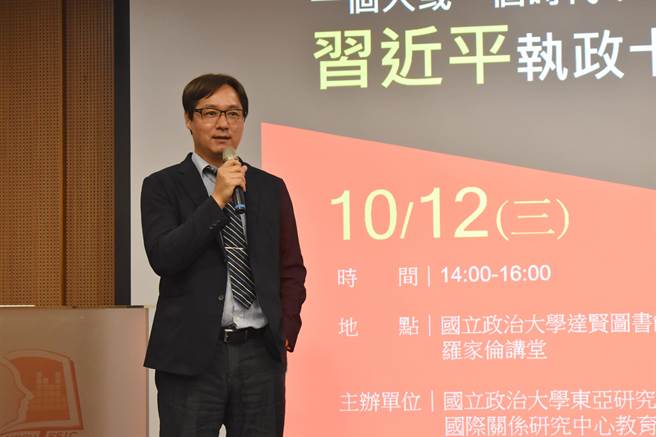 政大东亚所特聘教授王信贤12日出席《一个人或一个时代：习近平执政十周年的检视》新书发表会。（陈冠宇摄）