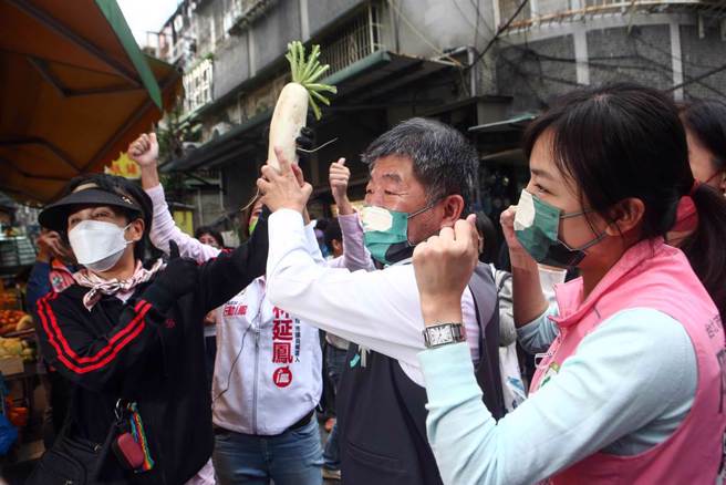 陈时中11日到北投自强市场拜票，扫街场景已不陌生，没想到首场站路口活动又出包。（资料照／邓博仁摄）