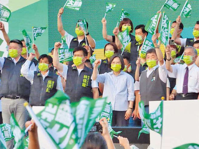 不少評論認為陳時中(下右2)已被放棄，但陳揮文強調民進黨一定會把資源都灌在台北市。（圖／本報系資料照）