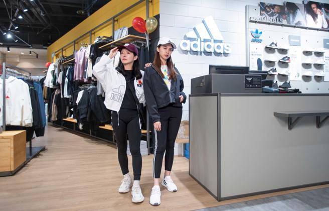 比漾广场看好运动服饰销售成长高，adidas专门店于1F盛大新开幕。（吴松翰摄）