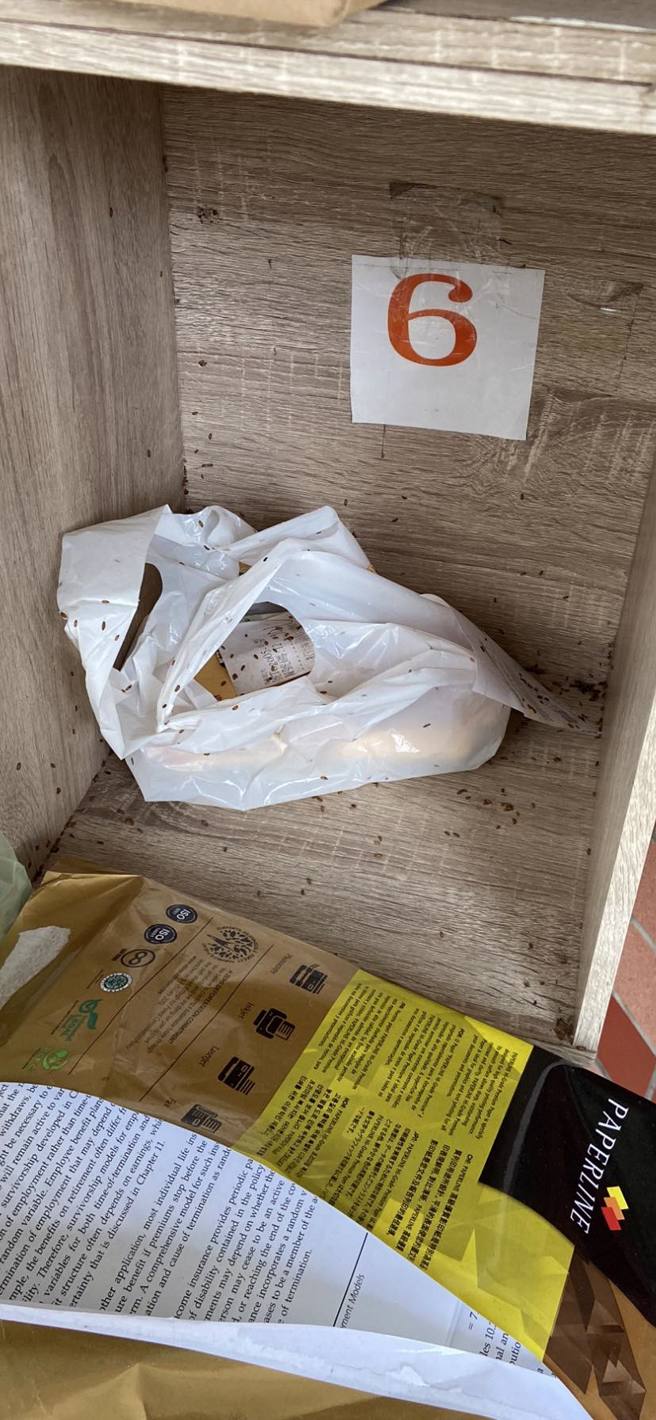 外送員看到某知名大學的外送放置櫃內「佈滿蛆屍體」，直接開酸「也太乾淨了吧」。（翻攝自臉書爆怨公社）