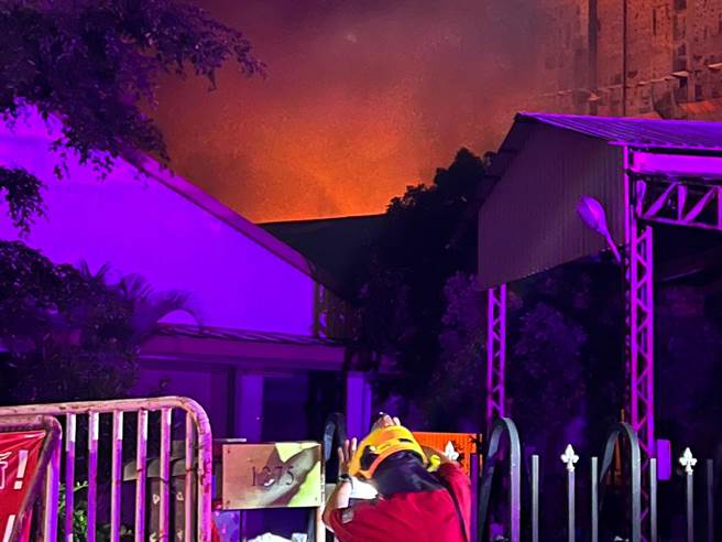 高雄市鼓山區華安街12日10時許一處工廠傳出火警，警消獲報後出動6個分隊救援。（民眾提供／楊舒婷高雄傳真）