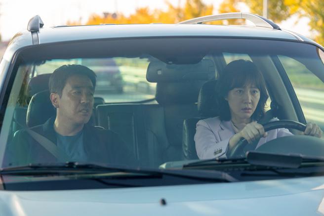 廉晶雅和柳承龙在片中展现写实的夫妻演技。（车库娱乐提供）