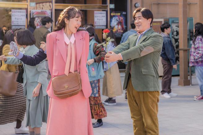 廉晶雅和柳承龙在片中一路从20多岁演到50多岁。（车库娱乐提供）