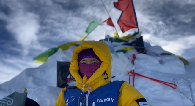 曾格尔PO攻顶环景影片。（截图至曾格尔脸书）