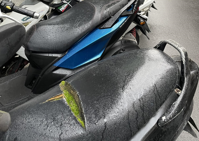 他拍下路边停放机车，惊见有辆机车椅垫的破裂处长出「草皮」。（翻摄自脸书路上观察学院）